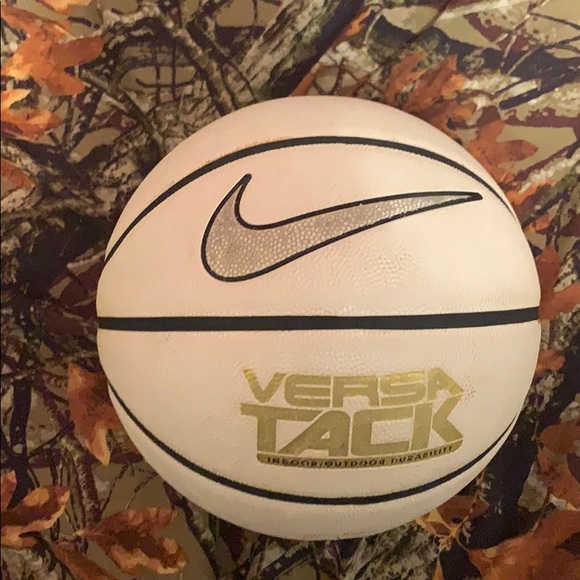 nike versa tack basketball black and gold